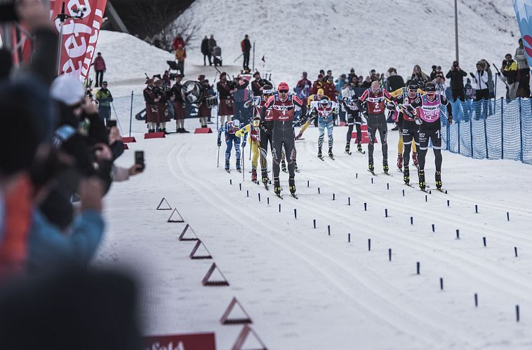 kaiser-maximilian-lauf-2020-athleten-auf-der-strecke-mit-jubelnden-zuschauern-seefeld-leutasch