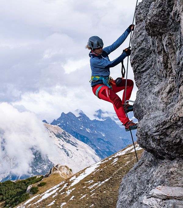 klettererin-auf-dem-klettersteig-zur-seefelder-spitze-seefeld-1-7