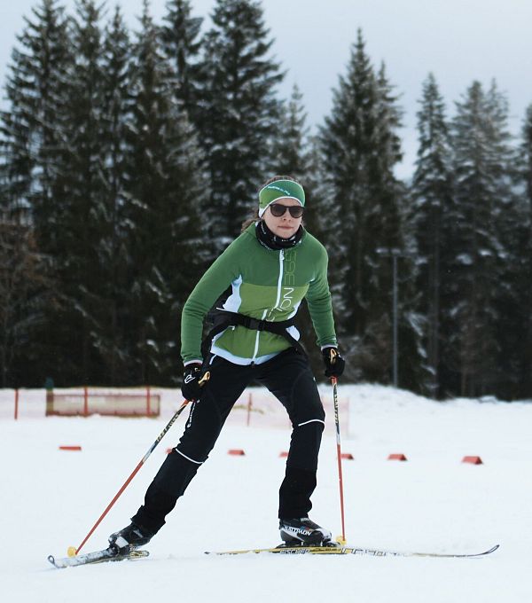 langlaeuferin-auf-der-snowfarming-loipe-1-1