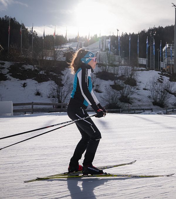 langlaufen-in-seefeld-a1-loipe-langlaeuferin-von-der-seite-mit-sonne-1