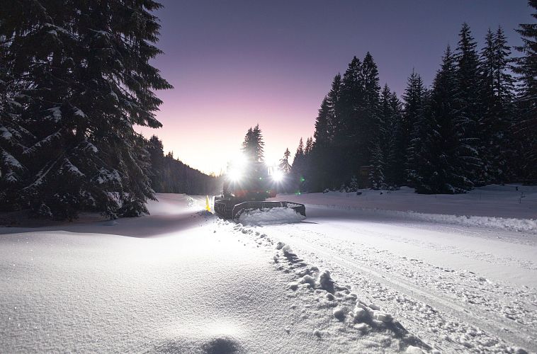 loipenpraeparierung-im-wildmoos-blaue-stunde