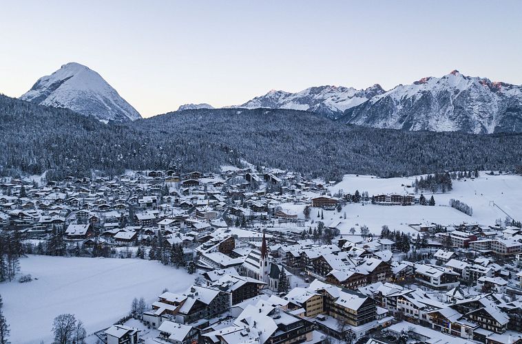 luftaufnahme-bahnhof-und-ort-im-winter-seefeld