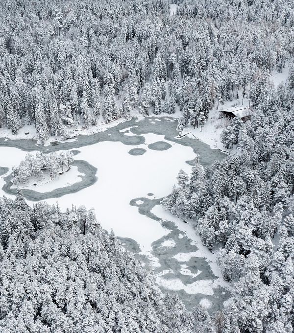 moeserer-see-bei-neuschnee-see-und-moeserer-seestubn-luftaufnahme-moesern-26