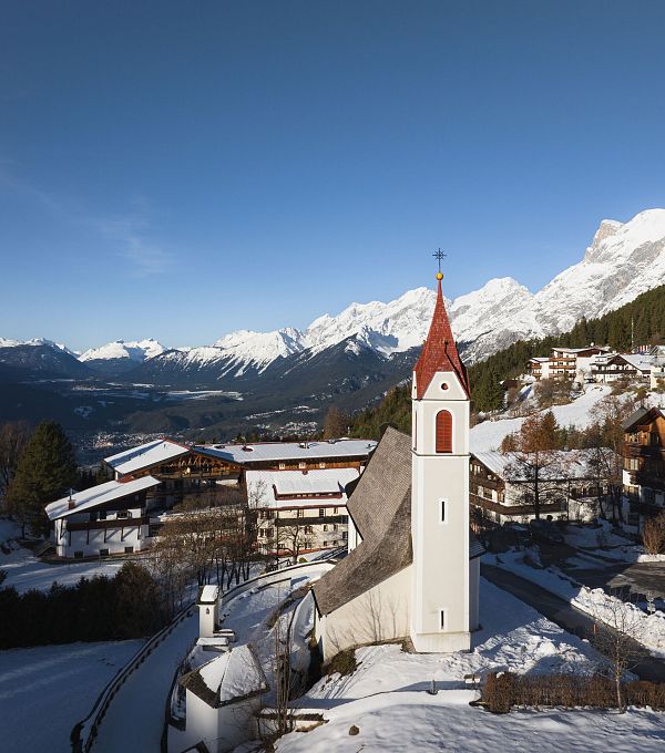 moesern-im-winter-drohnenaufnahme-pfarrkirche-maria-heimsuchung-nahaufnahme-vor-hohe-munde-1