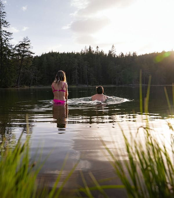 moserer-see-im-fruhling-paar-geht-schwimmen-bei-sonnenuntergangslicht-1