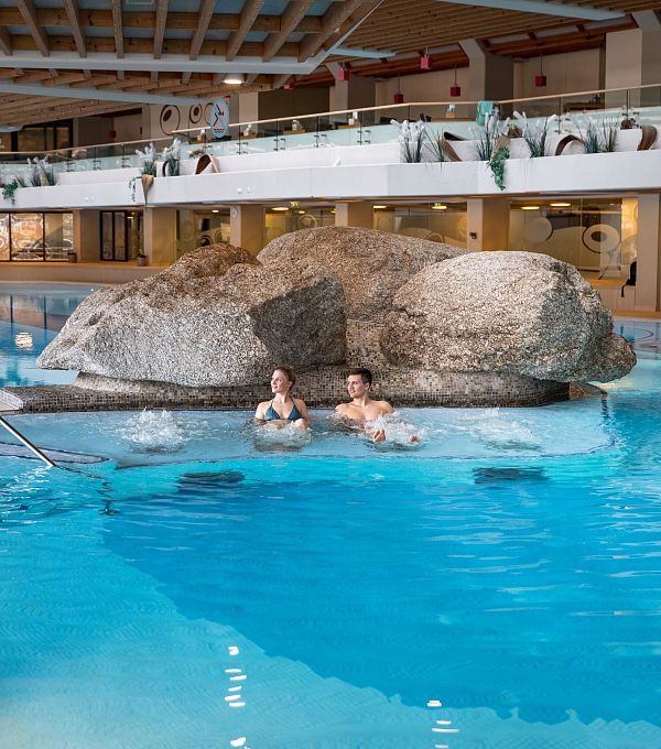 olympiabad-seefeld-paar-liegt-im-jacuzzibereich-im-indoorpool-1-2