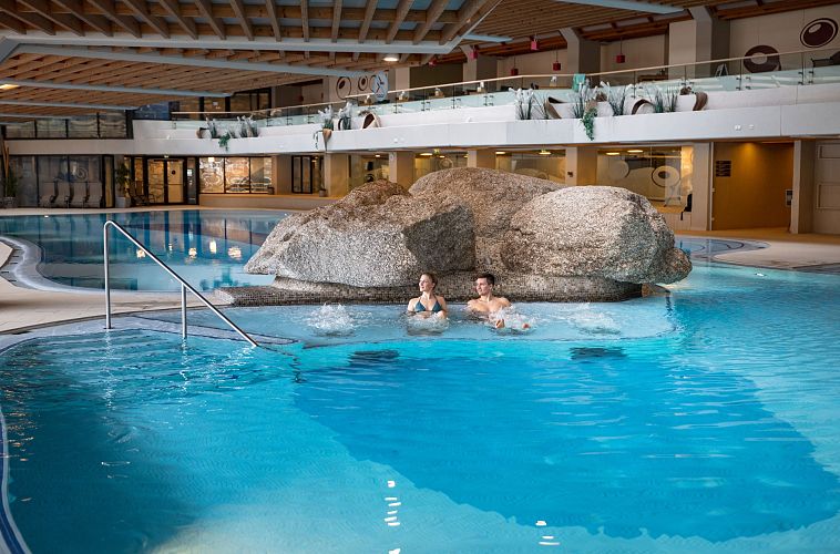 olympiabad-seefeld-paar-liegt-im-jacuzzibereich-im-indoorpool