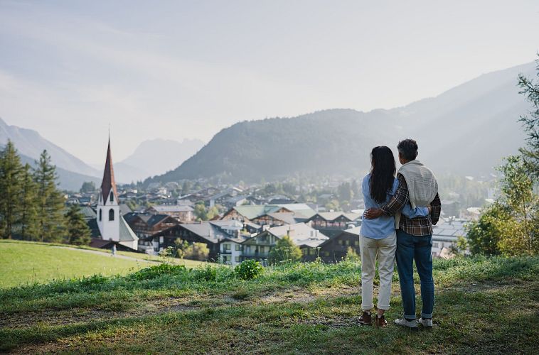 paar-auf-dem-pfarrhuegel-seefeld-blick-auf-seefeld-am-morgen