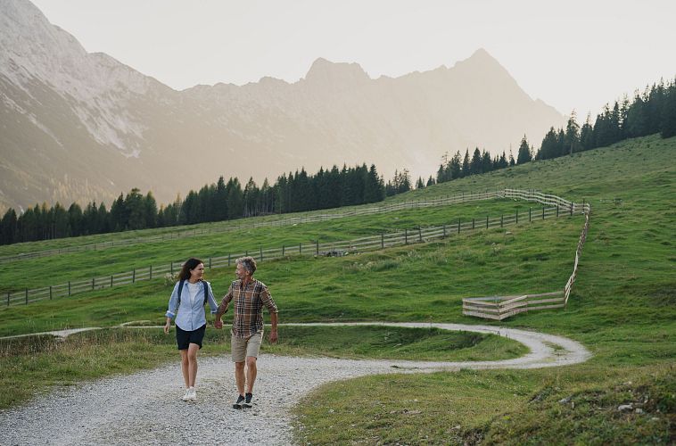 paar-auf-wanderung-in-der-region-seefeld-gaistal-leutasch-12