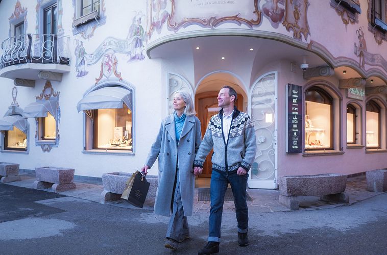 paar-geht-shoppen-in-seefeld-im-winter-aufnahme-vor-armbruster-frau-hat-taschen-in-der-hand