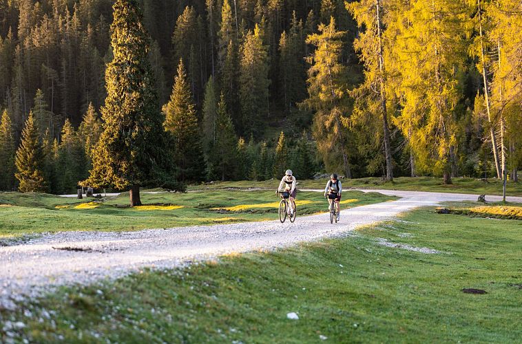 radfahrerinnen-bei-herbstlichem-wetter-auf-dem-weg-zur-gaistalalm-2-2