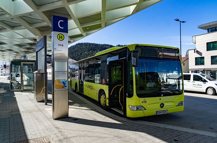 regionsbus-haltestelle-am-bahnhof-seefeld-1-5