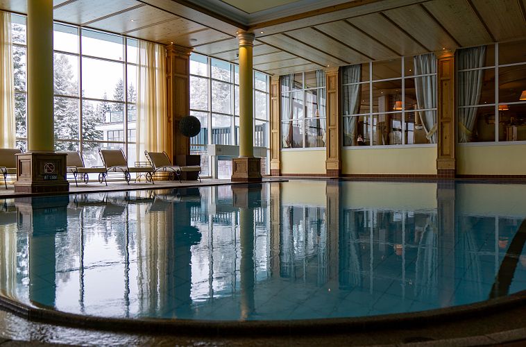 schwimmbad-winter-im-hotel-astoria-seefeld