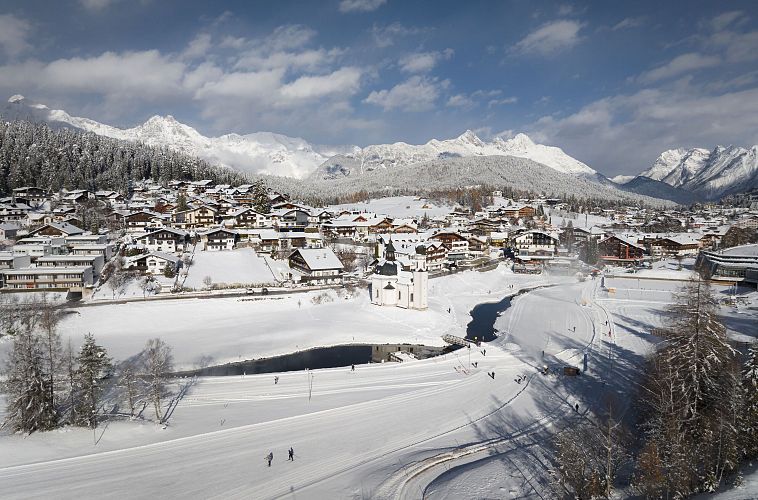 seefeld-drohnenaufnahme-a1-loipe-mit-seekirchel-blick-richtung-wettersteingebirge