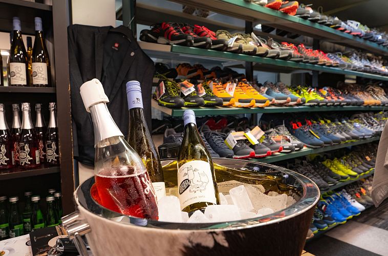 shopping-wein-2024-seefeld-einschussel-mit-wein-im-schuhwerk-by-alexander