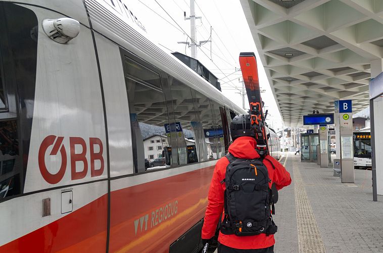 ski-mobility-in-seefeld-mit-ski-am-bahnsteig