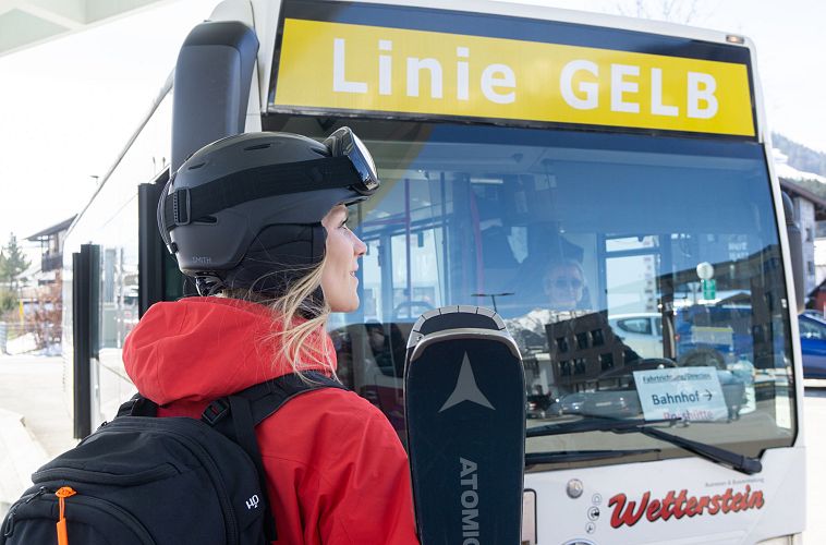 ski-mobility-in-seefeld-skibus-mit-skifahrerin-closeup-4