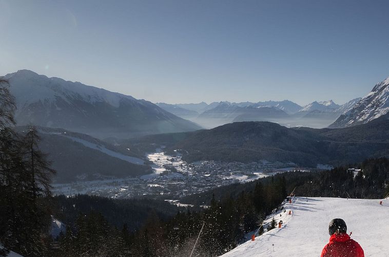 skifahrerin-an-der-rosshuette-skifahrerin-am-carven-mit-blick-richtung-hohe-munde-22