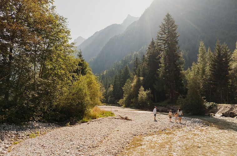 sommer-in-der-region-seefeld-familie-an-der-leutascher-ache