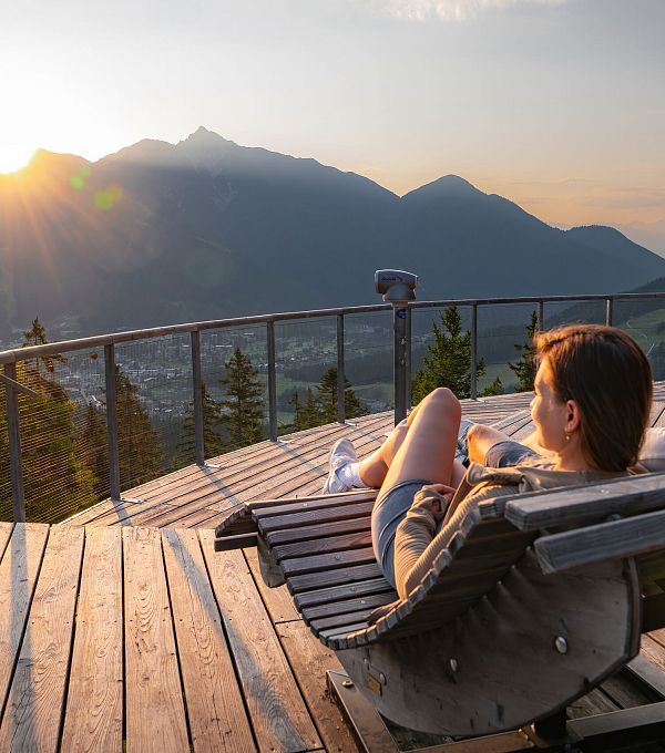 sonnenaufgang-aussichtsplattform-bruschkopf-paar-geniesst-sonnenaufgang-auf-holzliege-1