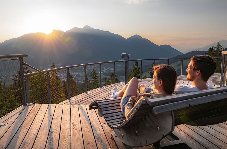 sonnenaufgang-aussichtsplattform-bruschkopf-paar-geniesst-sonnenaufgang-auf-holzliege-2