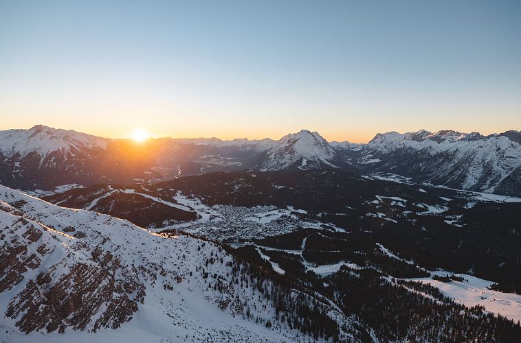 sonnenuntergang-in-der-region-seefeld-seefelder-spitze-blick-auf-tirols-hochplateau