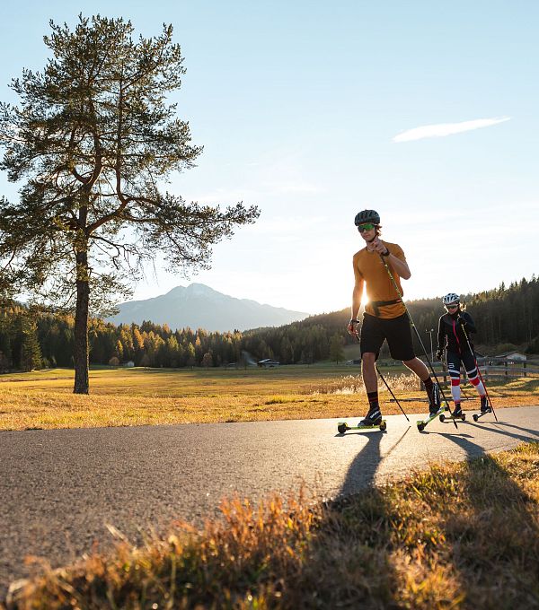 sportler-auf-der-skirollerstrecke-beim-sonnenuntergang-im-herbst-im-moeserer-tal-seefeld-1