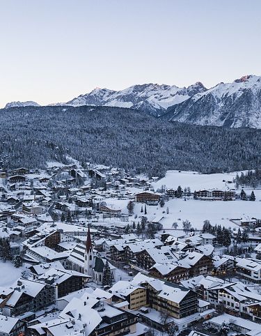 sub-luftaufnahme-bahnhof-und-ort-im-winter-seefeld-4-1