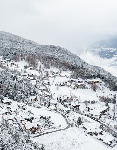 sub-moesern-bei-neuschnee-inntalblick-luftaufnahme-im-winter-moesern