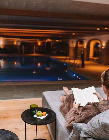 sub-wellness-im-hotel-klosterbraeu-in-seefeld-relaxen-am-pool-1-4