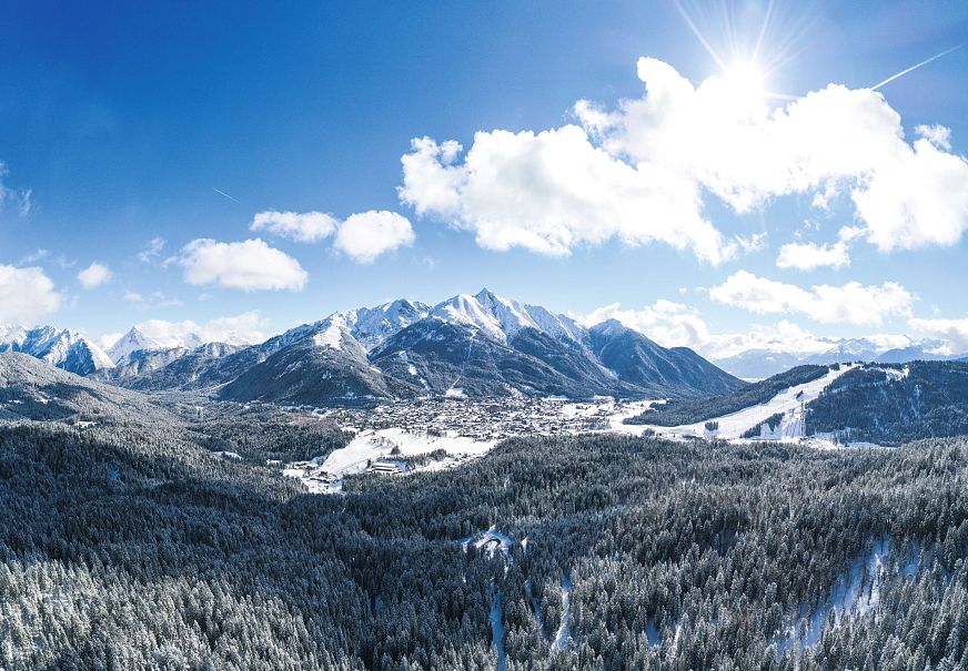 sub1-blick-auf-seefeld-und-das-karwendelgebirge-vom-wildmoos-winter-in-der-region-seefeld