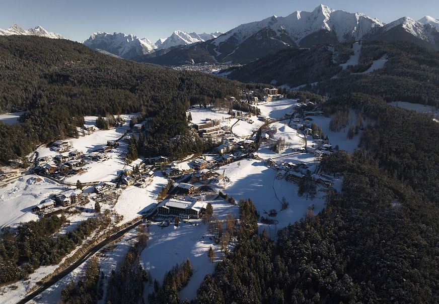 sub1-drohnenaufnahme-moesern-bei-mittagslicht-blick-richtung-seefeld