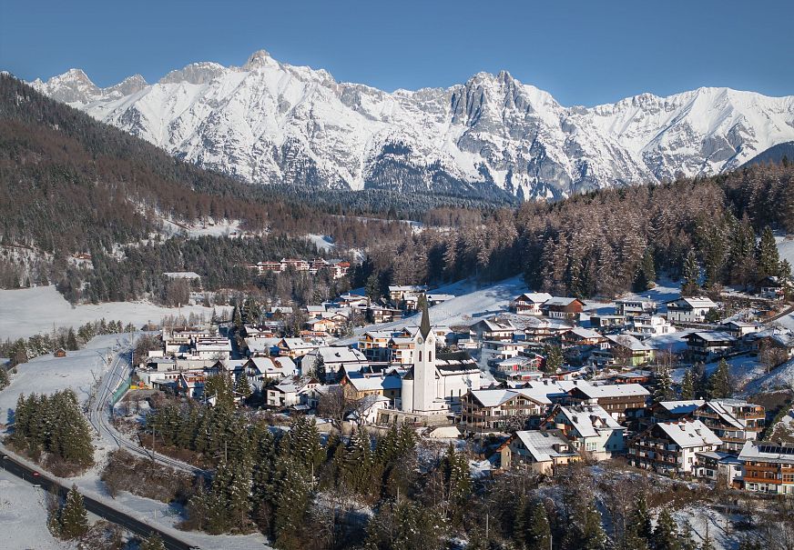 sub1-drohnenaufnahme-reith-bei-mittagslicht-blick-richtung-wettersteingebirge-reingezoomt