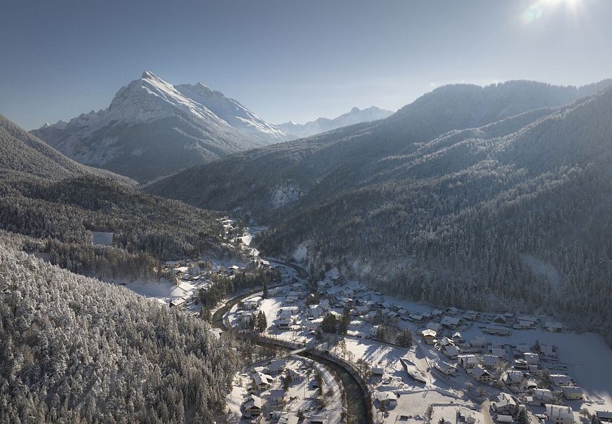 sub1-drohnenaufnahme-scharnitz-winterlandschaft-fluss-ins-karwendel