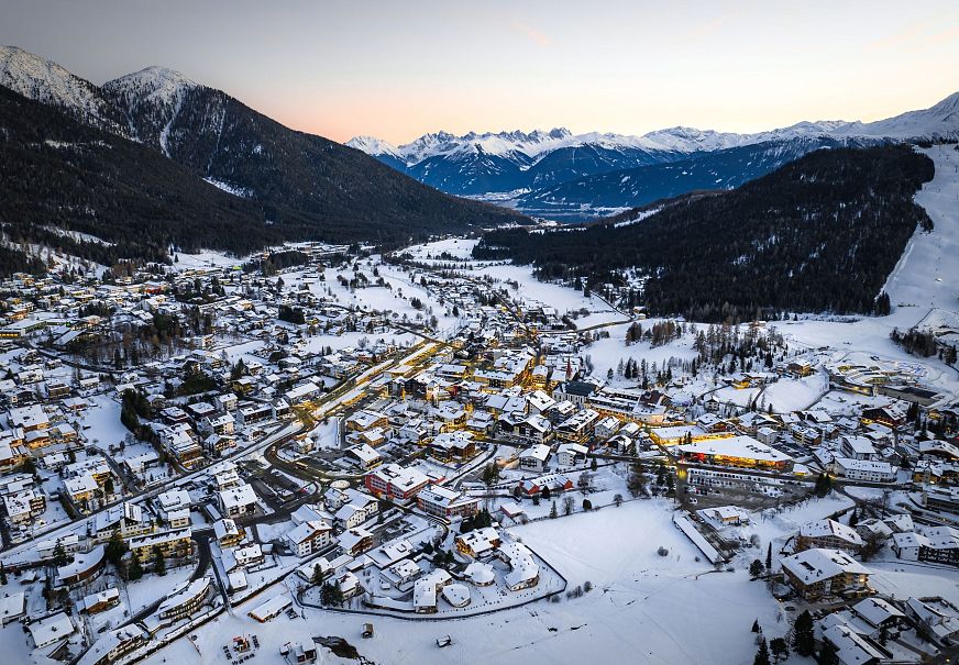 sub1-drohnenaufnahme-seefeld-im-winter-bei-sonnenuntergang-ortszentrum-zur-blauen-stunde-2