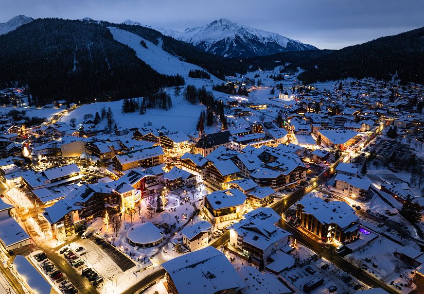 sub1-drohnenaufnahme-seefeld-lichterpark-und-weihnachtsmarkt-bei-daemmerung-1