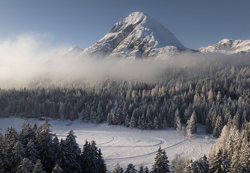 sub1-drohnenaufnahme-wildmoos-im-nebel-hohe-munde-mit-lottensee-und-zwei-langlaeufern-auf-der-loipe