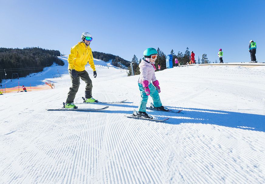 sub1-familien-skifahren-in-der-region-seefeld-vater-und-tochter-im-kinder-skigebiet-gschwandtkopf-seefeld