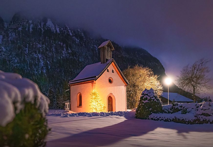 sub1-kapellen-in-leutasch-im-winter-kapelle-lochlehn-mit-hecke-im-vordergrund