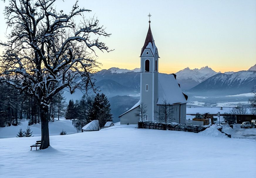 sub1-kirche-in-moesern-bei-neuschnee-im-winter-moesern-1