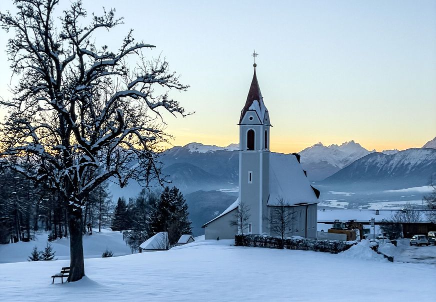 sub1-kirche-in-moesern-bei-neuschnee-im-winter-moesern