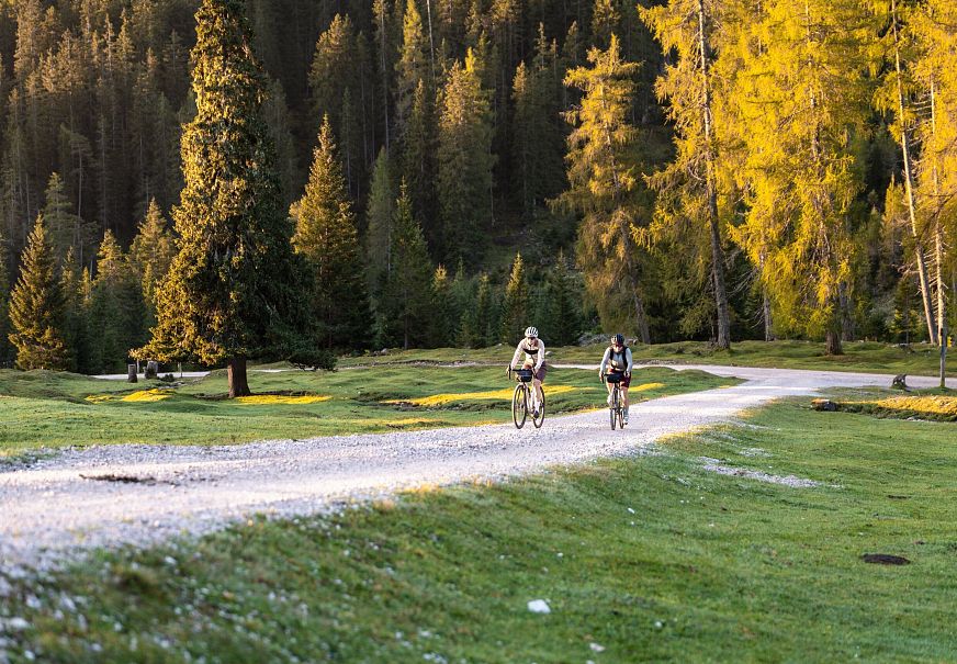 sub1-radfahrerinnen-bei-herbstlichem-wetter-auf-dem-weg-zur-gaistalalm-2-1