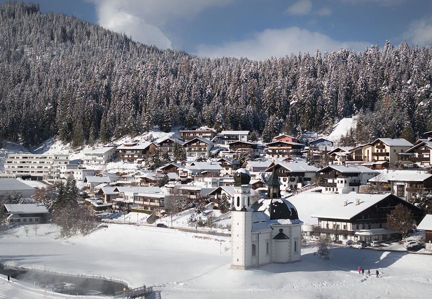 sub1-seefeld-drohnen-nahaufnahme-seekirchel-mit-spitze-von-hohe-munde-im-hintergrund-1