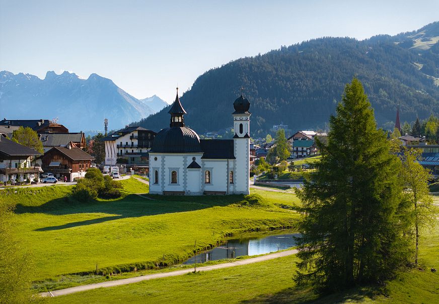 sub1-seekirchl-bei-morgenstimmung-im-fruehling-zoomaufnahme-2