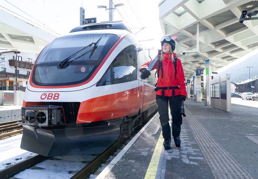 sub1-ski-mobility-in-seefeld-ankommen-am-bahnhof