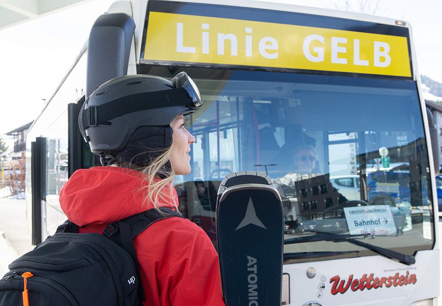 sub1-ski-mobility-in-seefeld-skibus-mit-skifahrerin-closeup