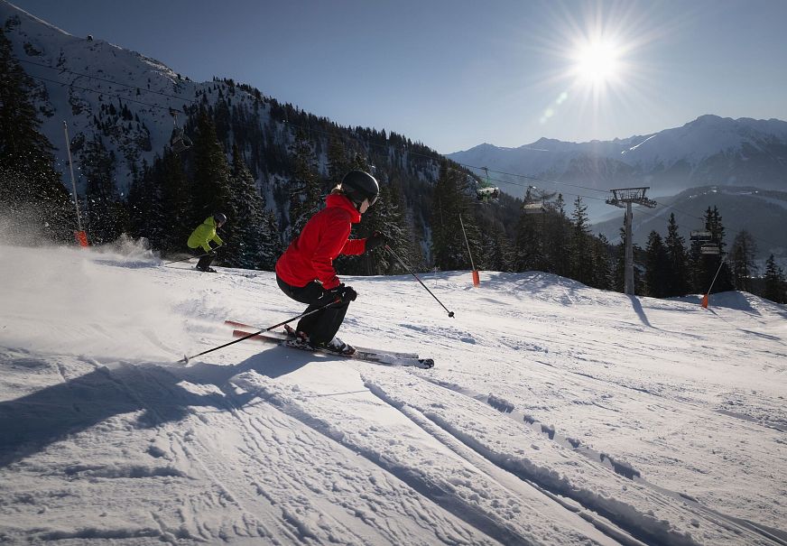 sub1-skifahrerin-an-der-rosshuette-zwei-skifahrerinnen-am-carven-mit-sonnenstern