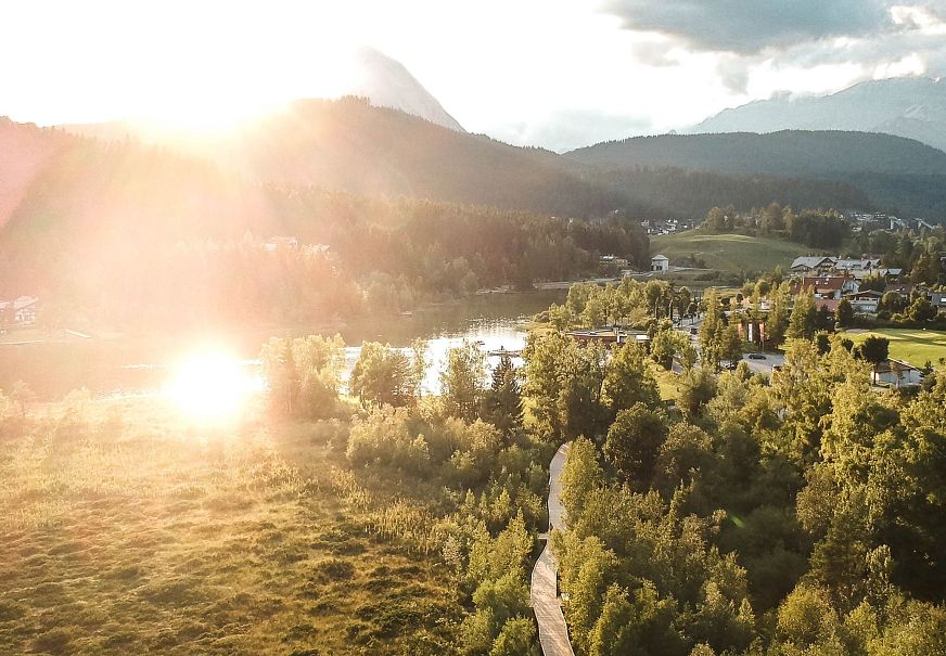 sub1-steg-zum-wildsee-im-reither-moor-bei-seefeld-bei-sonnennuntergang-1