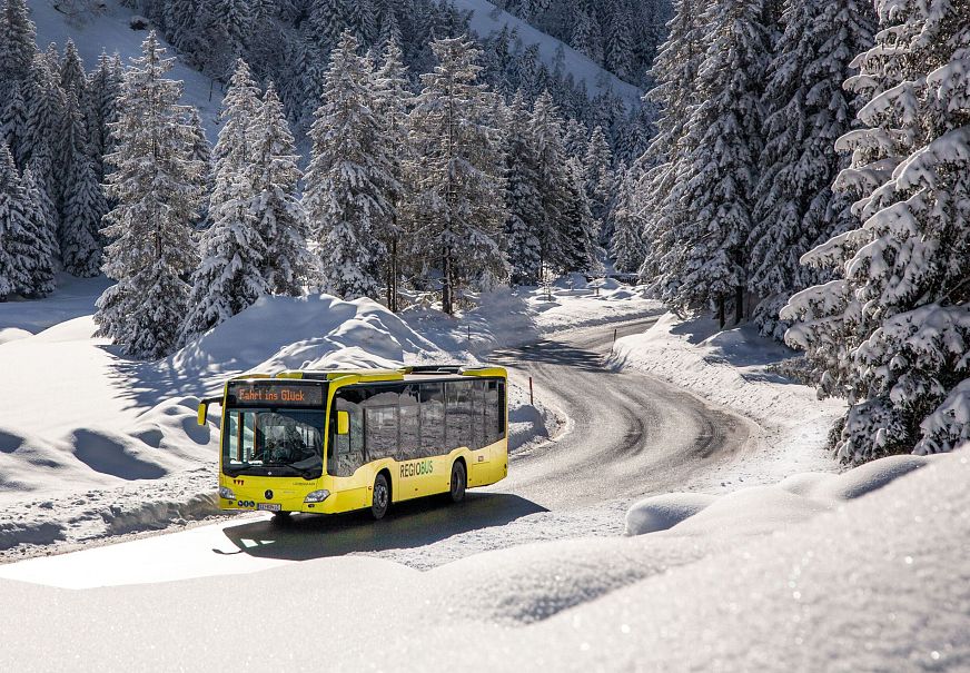 sub1-vvt-skibus-auf-kurviger-strasse