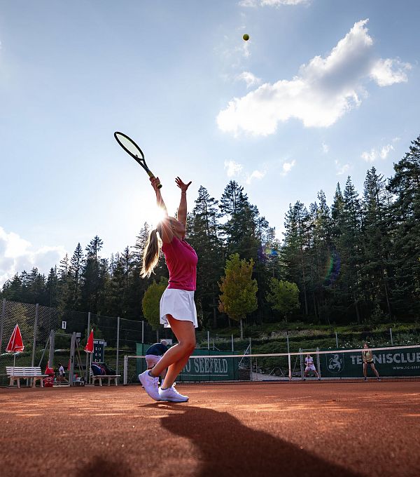 tennis-in-seefeld-aussenanlage-doppel-frau-schlaeft-auf-aufnahme-gegen-die-sonne-1